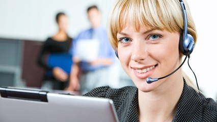 呼叫中心系统报价与业务外包服务 成本效益与选择指南